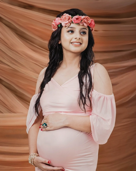 Professional maternity photography in Faridabad